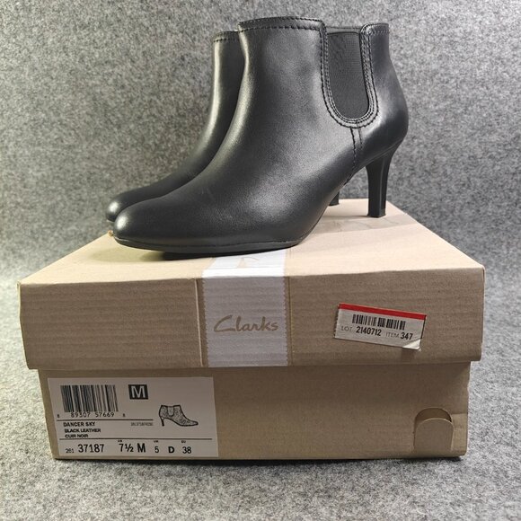 Ladies Clarks Smart Ankle Dancer Sky Boots Sz 7.5 / New with Box - Picture 1 of 11